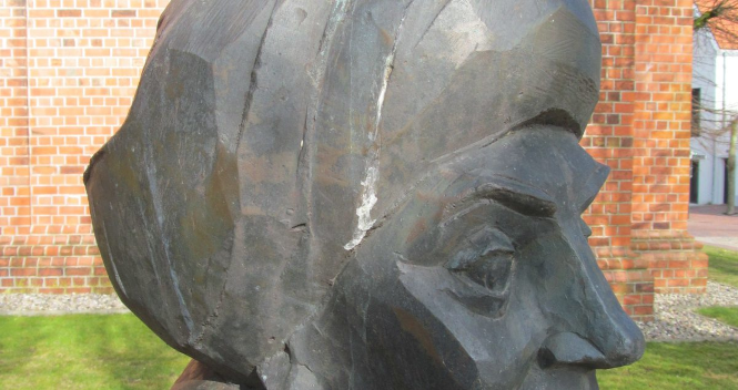 Carsten Niebuhr Statue